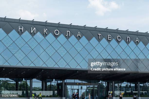 Airport newsstand or convenience counter — Belgrade Airport Internet