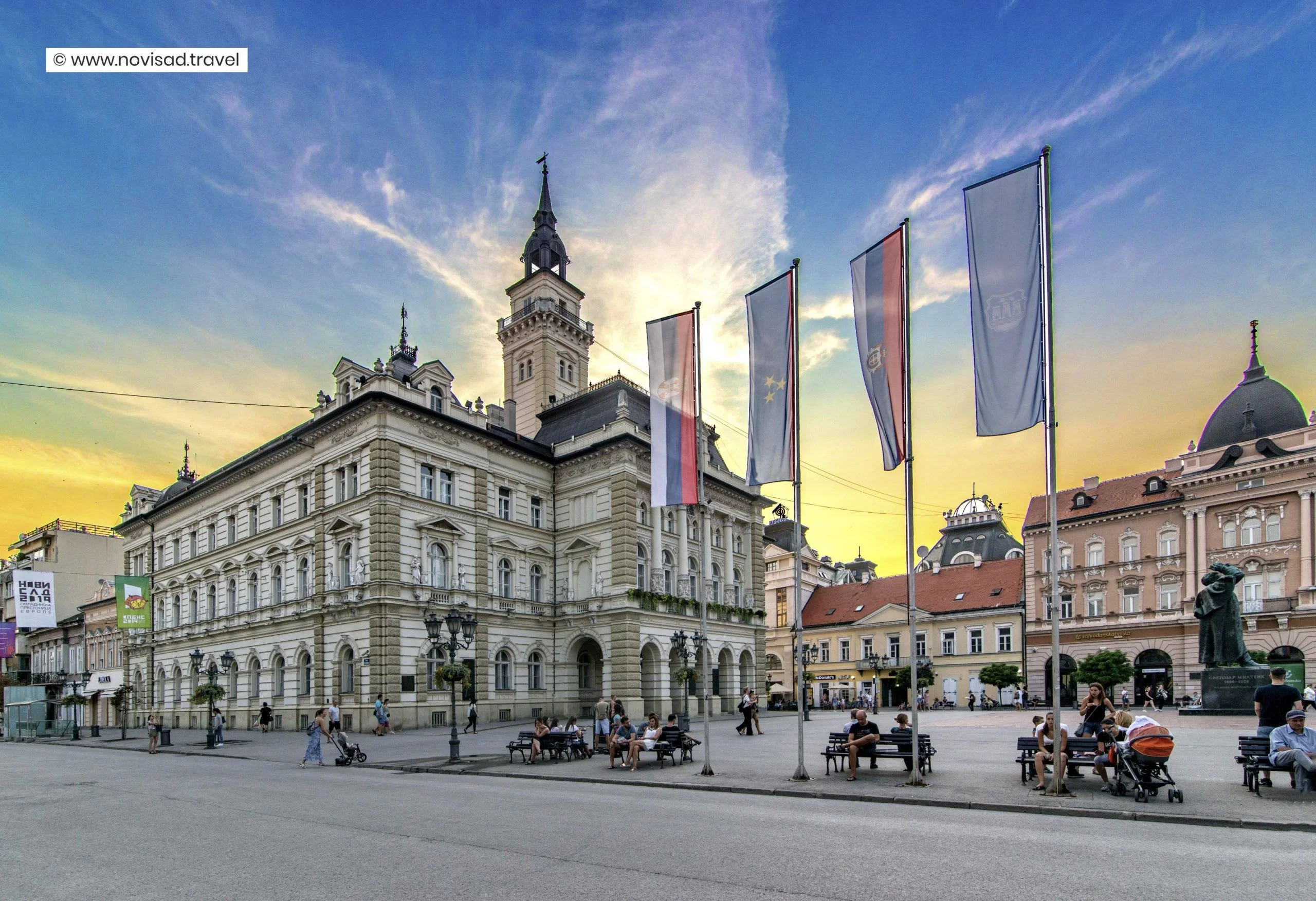 Watch the city at work — Freedom Square in Novi Sad