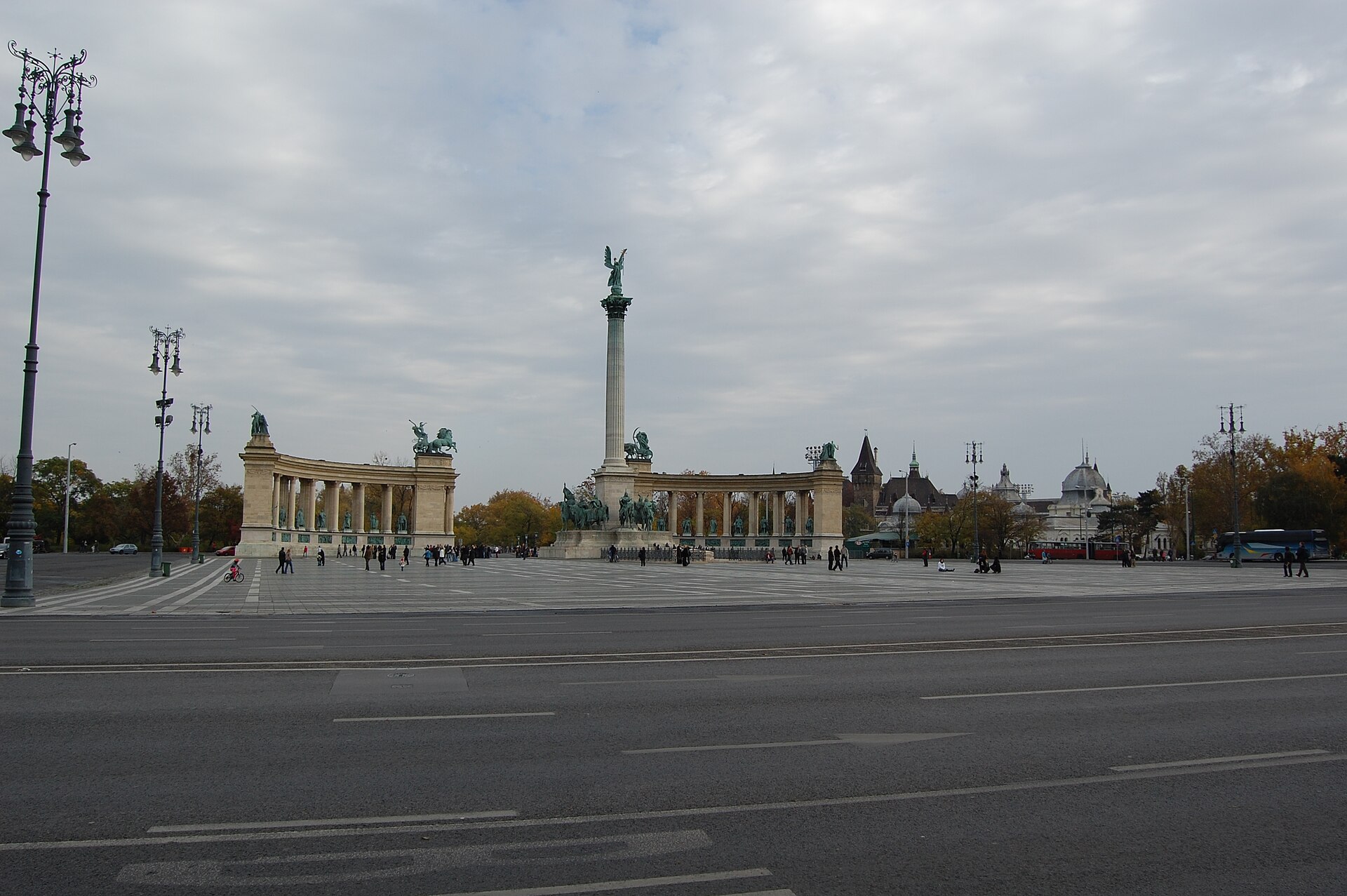 Historic statue area — Kamenica Park, Novi Sad