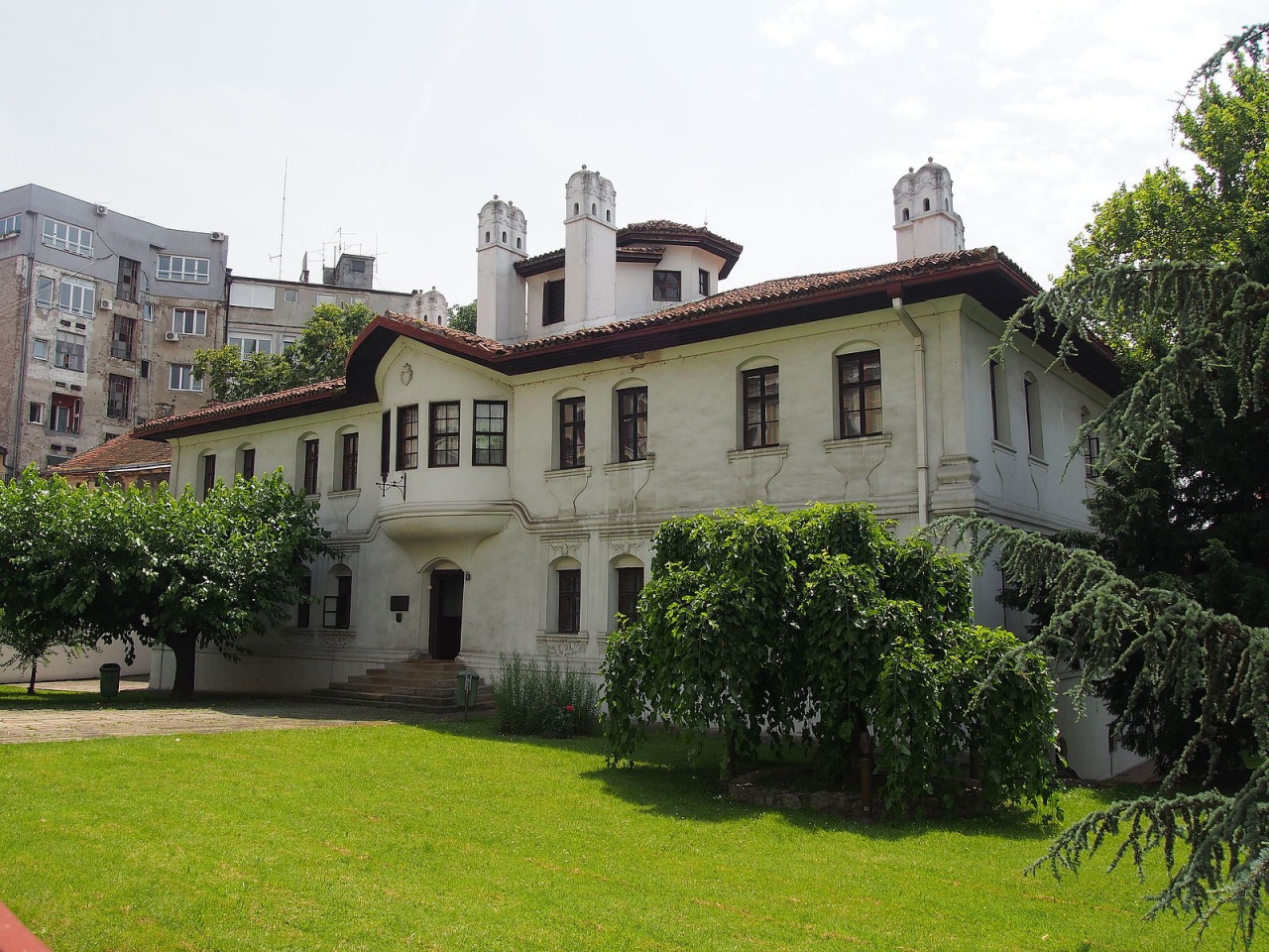 White historic residence with red-tiled roof and garden in Kosančićev Venac, Belgrade