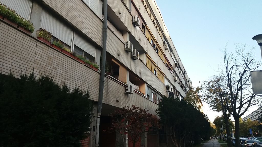 Meander Block (Lamela), Block 21 street view — photo by Ljiljana Sundać (CC BY-SA 4.0, Wikimedia Commons)