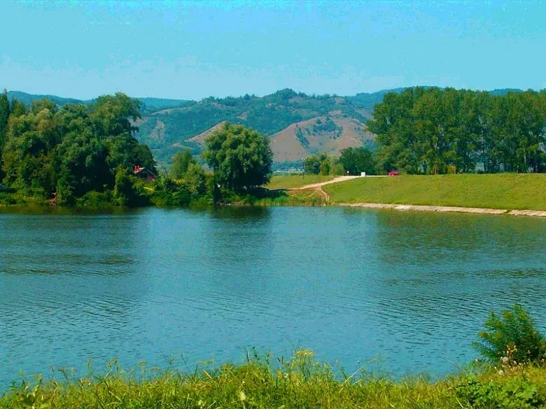 Lakeside walking edge