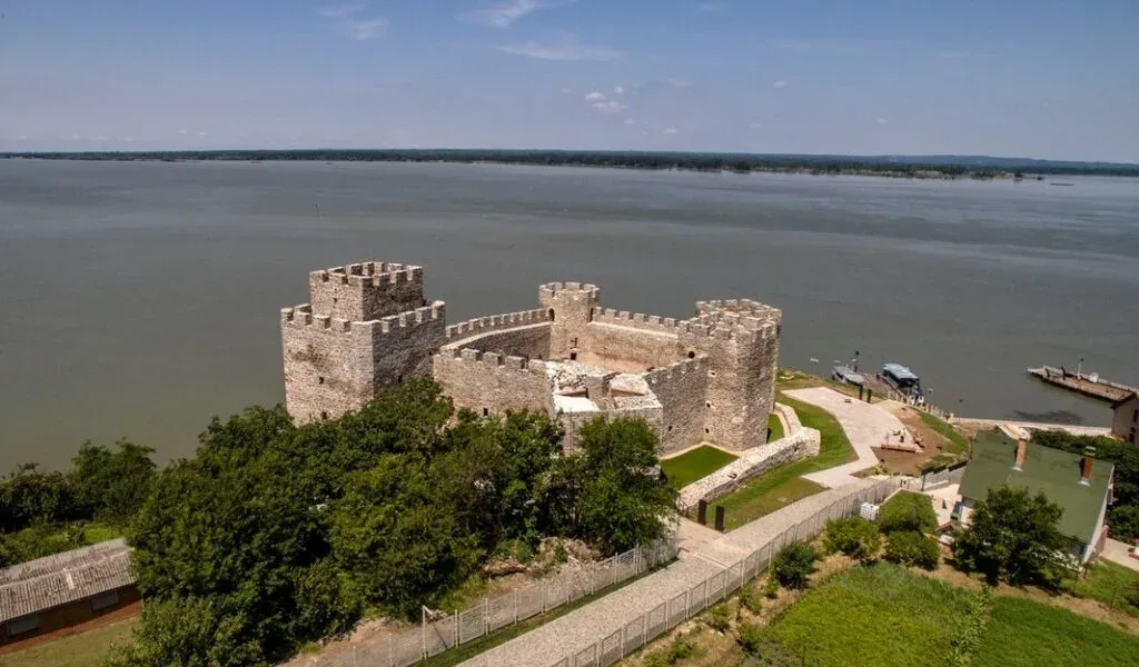Danube-facing ramparts at Ram