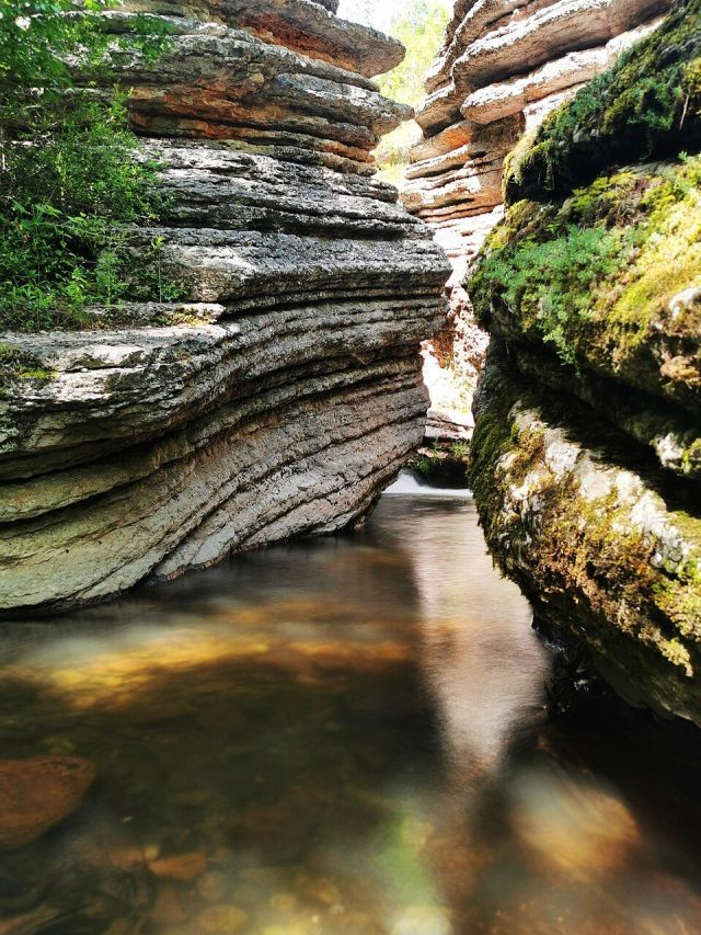 Rosomački Canyon, Pirot | Rounded rock formations and sedimentary layers