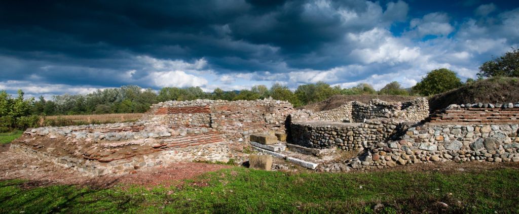 Defensive walls and gate remains