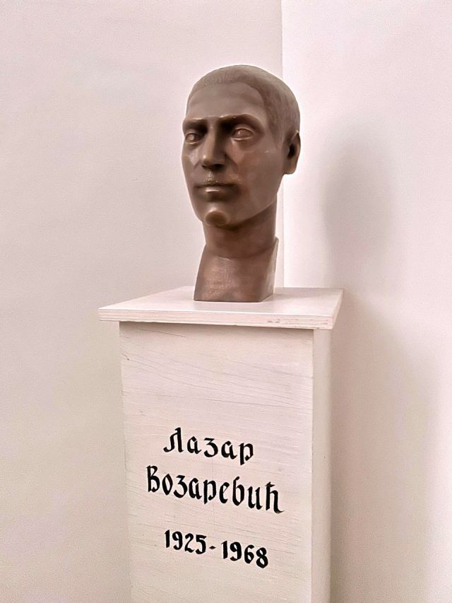 Bronze bust of Lazar Vozarević on a pedestal with his name and dates in Subotica